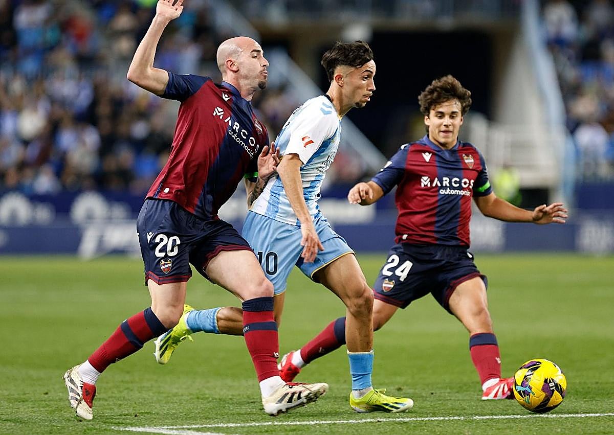 Imagen secundaria 1 - Álex Pastor to the rescue for wasteful Malaga CF