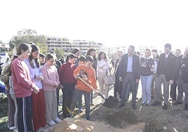 Pupils from Josefina Aldecoa primary school laying the symbolic first stone of the new park in Rincón de la Victoria