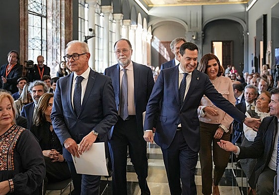 The promoters of the project, together with Junta president Juanma Moreno, at Wednesday's presentation.