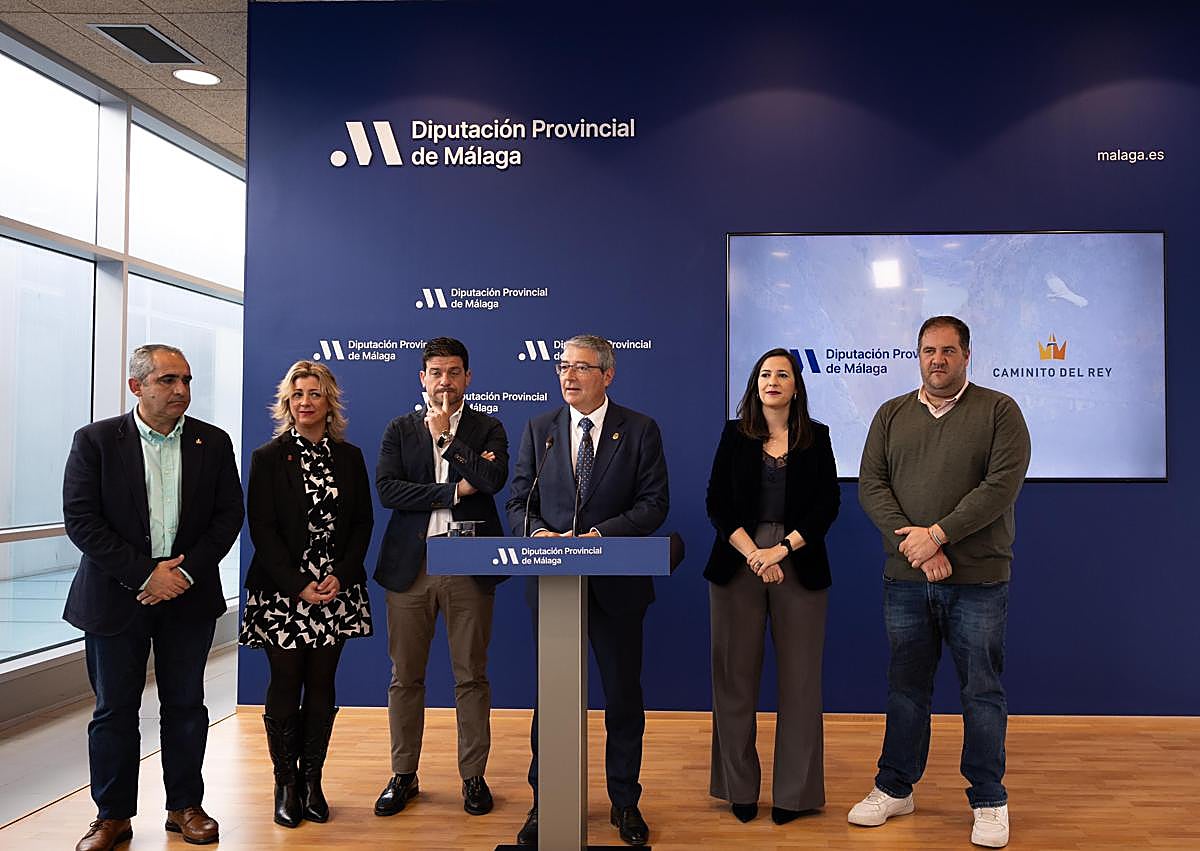 Imagen secundaria 1 - Presentation of the plans and an artist's impression of the new bridge.