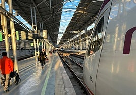 A passenger has captured the distance from a parked train to the ticket barriers.