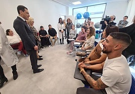The Andalusian president talks with people in a antenatal class.