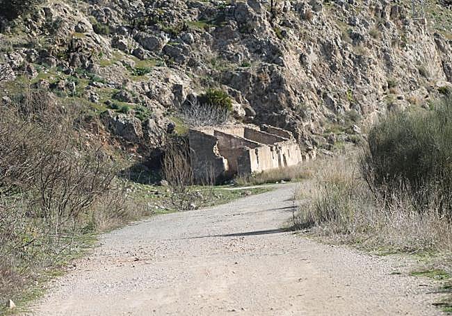 Passing the old farmhouse of Las Puertas.