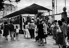 Young people and families on their way to take the tram to Sierra Nevada in 1968.