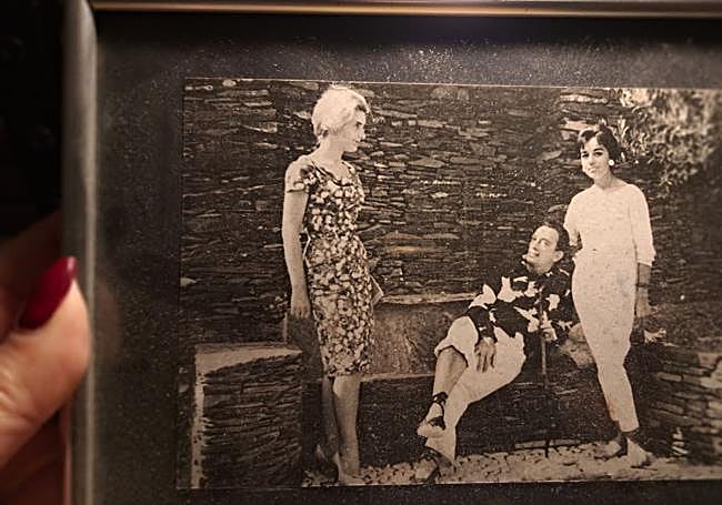 Joaquina, right, with Salvador Dalí.