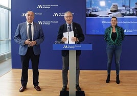 Salado, in the centre, with Díaz and González.