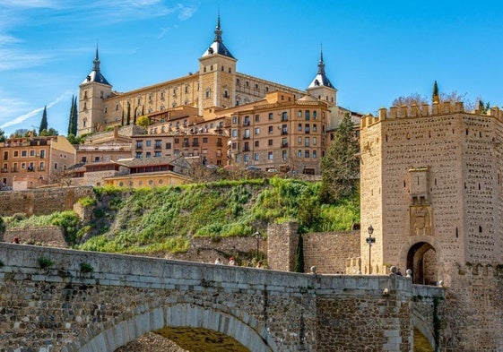 The Alcázar palace rises above the city and its defensive walls and towers