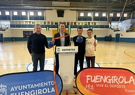 The sports councillor (2l) during the presentation of the championship.