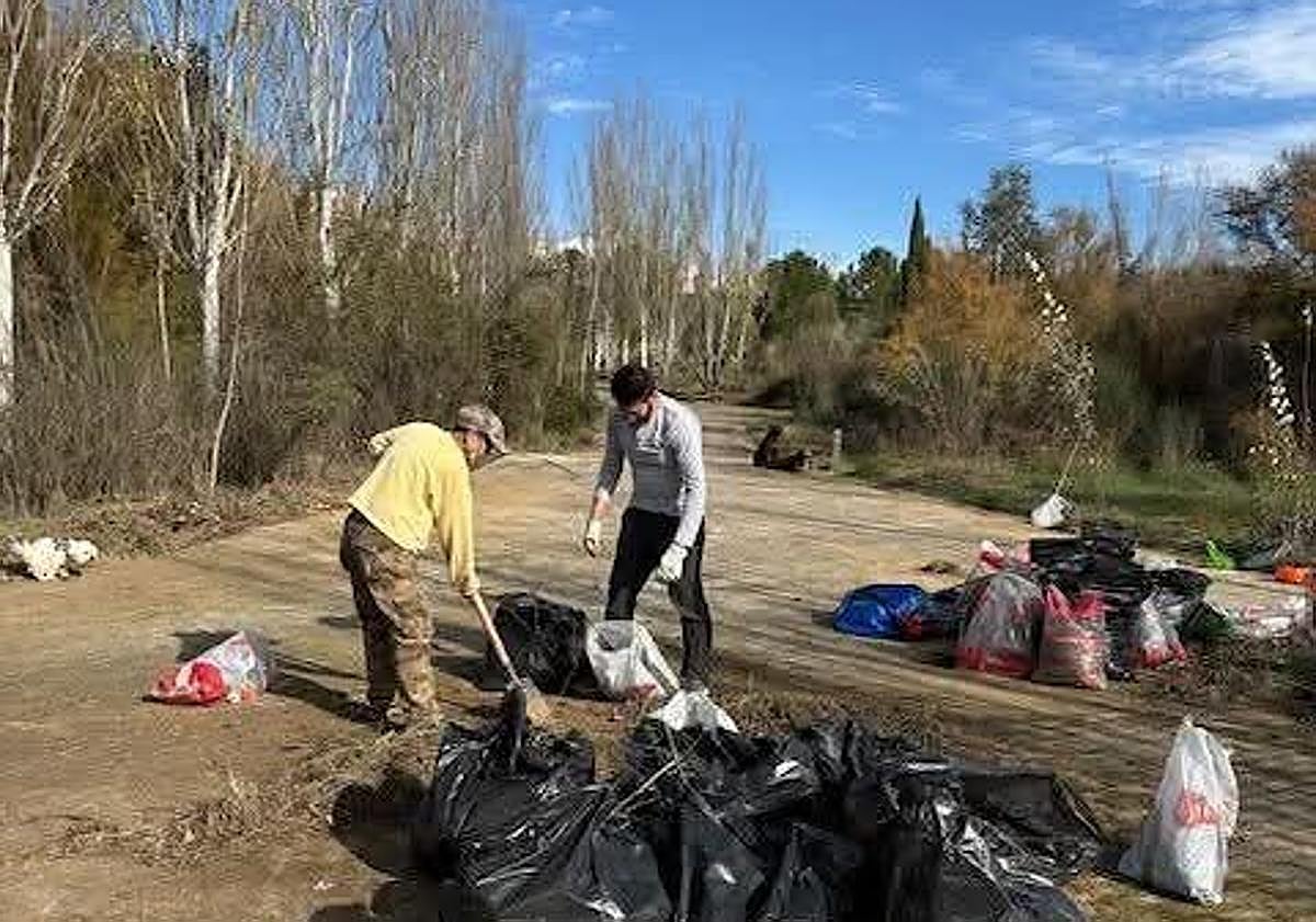 Imagen principal - Volunteers in Ronda band together to help restore neglected park back to its prime