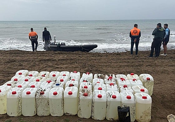 Refuelling boat used by drug traffickers is found abandoned on a Costa del Sol beach