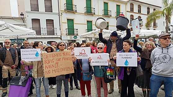 Álora residents protest against water cuts when it rains heavily