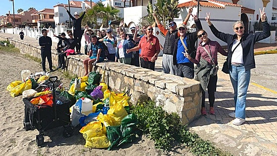Foreign residents fight against non-biodegradable waste on the coast