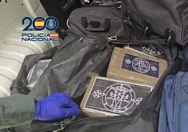 Watch as criminal gang is busted handing over nearly 900 kilos of cocaine in Marbella shopping centre