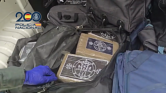 Watch as criminal gang is busted handing over nearly 900 kilos of cocaine in Marbella shopping centre