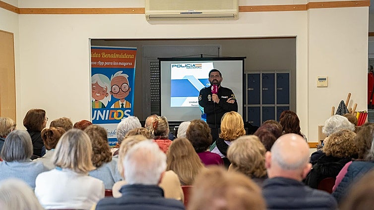 National Police give talk in Benalmádena to help protect elderly from scams and internet fraud