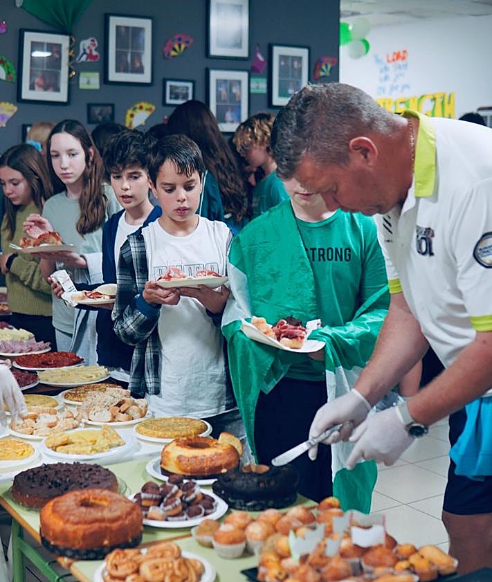 Imagen secundaria 2 - Top, Pastor Andrew Seale, Mario Bravo and School Director Katie Beltran.