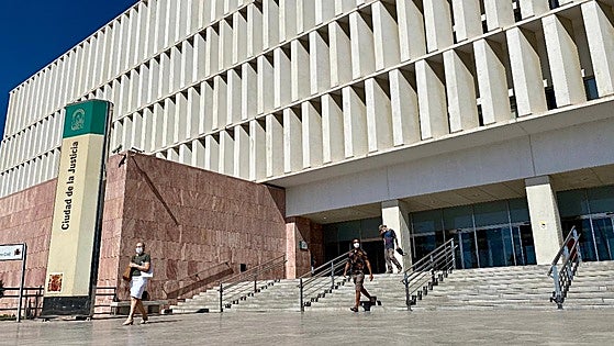 Man who tried to throw his wife over balcony in Benalmádena faces nine years in prison