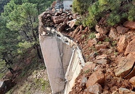 A major landslide has forced the closure of the A-397 road between Ronda and San Pedro.
