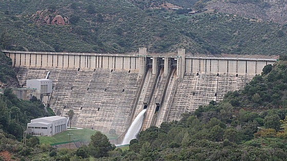 Why can't the excess water in an almost full Costa del Sol reservoir be diverted elsewhere when needed?