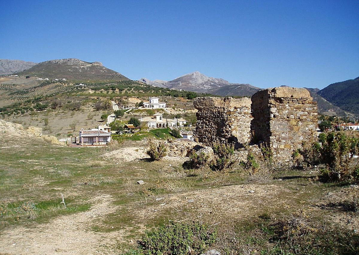 Imagen secundaria 1 - Above, part of what was once a water tank is preserved. Below, there are splendid views from this location.