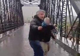 This was the moment a man attacked a TV news crew during live broadcast from Guadalhorce valley town