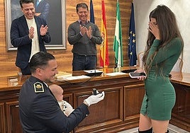 Álvaro Quintero, with his son Leo in his arms, proposing to his girlfriend, Laura Hermoso, at Torrox town hall on Thursday.