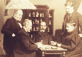 Amalia Heredia and Jorge Loring (standing on the left).