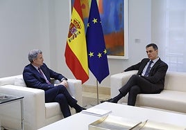 Pedro Sánchez (right) held a rare meeting with Alberto Núñez Feijóo.