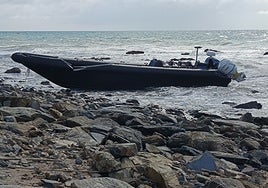 The narco-boat that appeared yesterday in La Cala de Mijas.