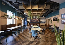 View of the cafeteria and restaurant area of the hotel.