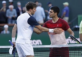 Draper, left, congratulated by Alcaraz on Saturday.