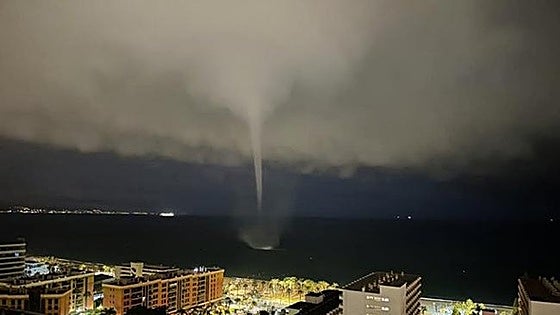 Spanish met office warns of possibility of waterspouts and small tornadoes in Malaga this Monday evening