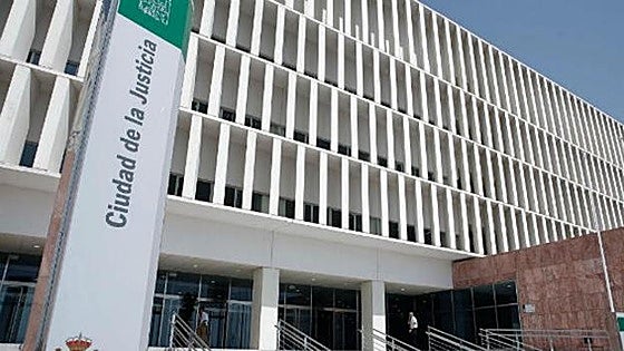 Man who tried to throw his wife over balcony in Benalmádena spared prison sentence