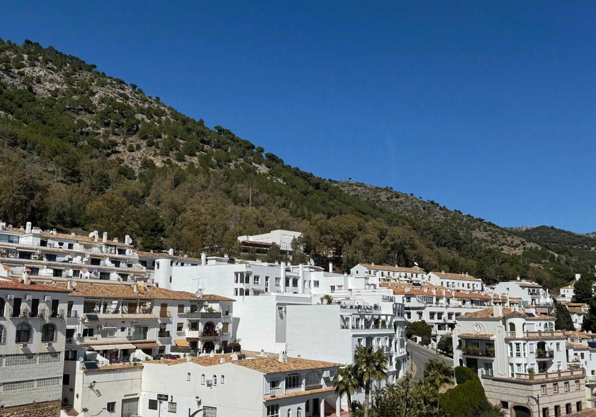 Mijas town hall reminds residents of responsibility to maintain the town's unique appearance
