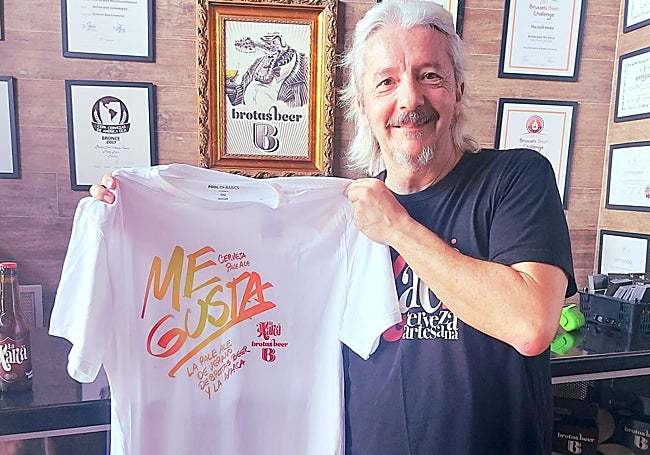 Javier León with a #MeGusta T-shirt