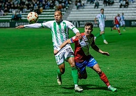 Antequera's Biabany battles for the ball.