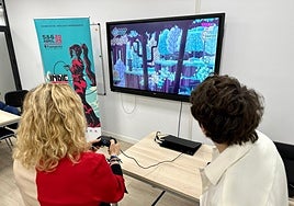 Ana Mula plays one of the games during the presentation of the event.