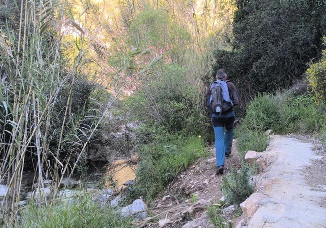 The second part of the footpath runs along the riverbank.