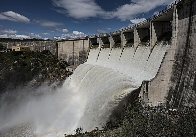 The Melonares reservoir in the Sierra Norte of Seville is releasing water after the heavy rains of recent weeks.