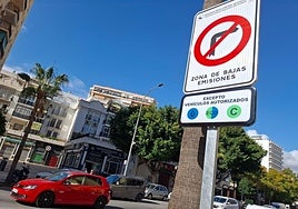 Access sign to Low Emisssions Zone in Avenida Isabel Manoja