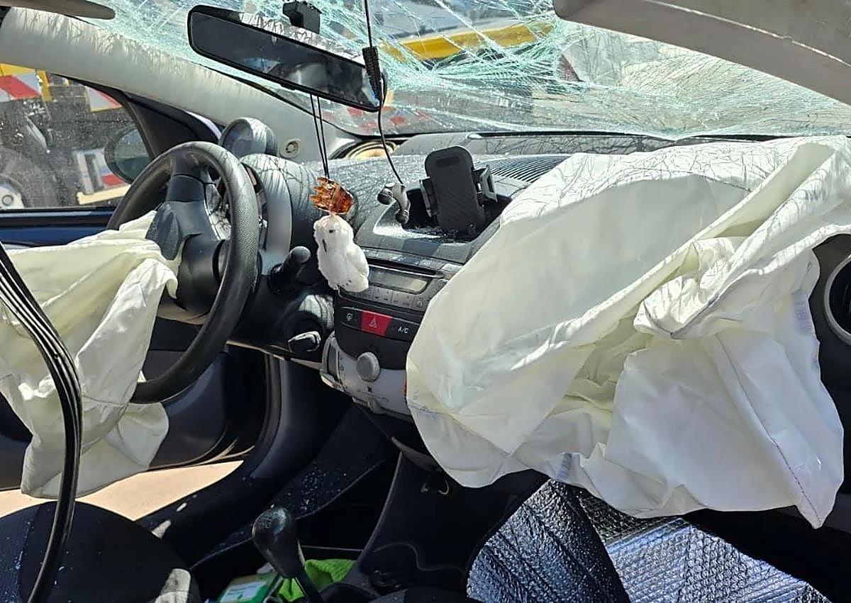 Imagen secundaria 1 - Miraculous escape for young woman whose car rolled five times after being run off the road on A-7 Costa del Sol motorway