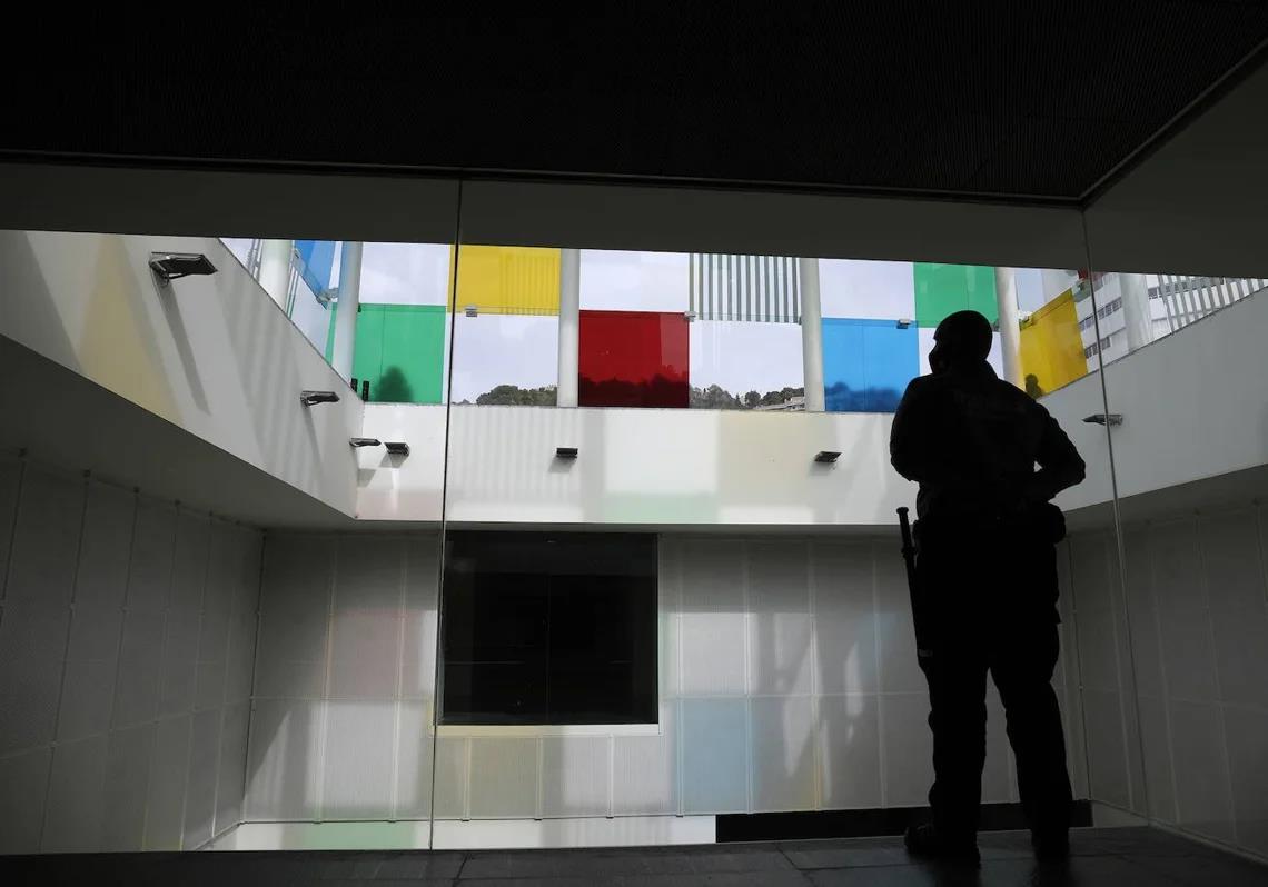 The interior of the Cube is a skylight that illuminates the exhibition halls.