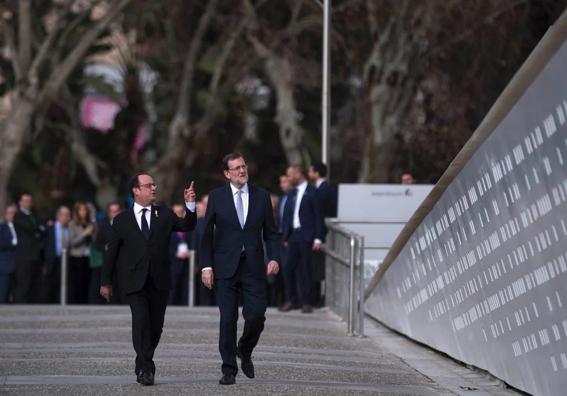 François Hollande and Mariano Rajoy descend the access ramp to the Centre Pompidou Málaga