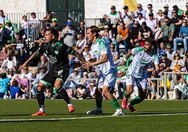 Iván, next to David García, in a duel on Sunday.