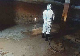 Worker cleaning a water storage tank in Vélez-Málaga.