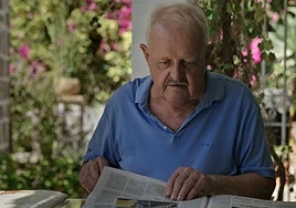 Mogen Holmen reading SUR in a frame from the documentary 'Tívoli'.