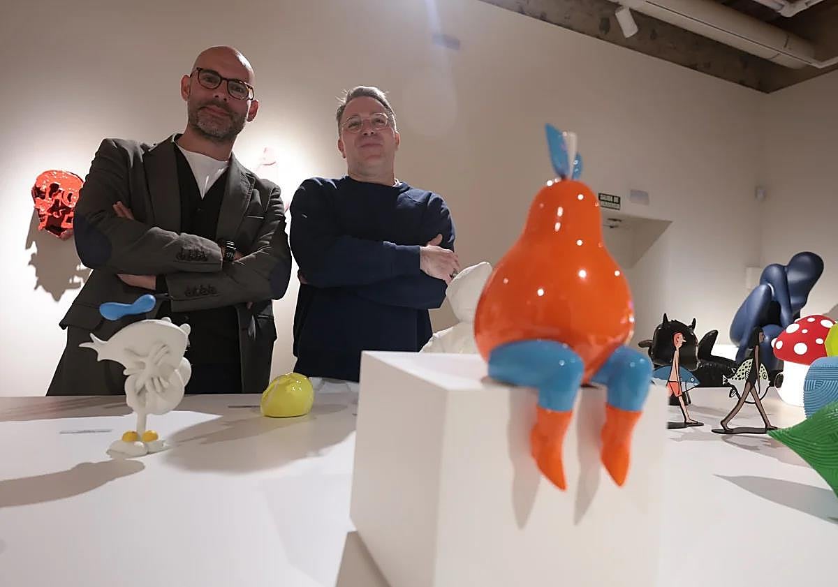 Imagen principal - Curators Antonio Javier López and Mathieu Van Damme and pieces from the exhibition. 