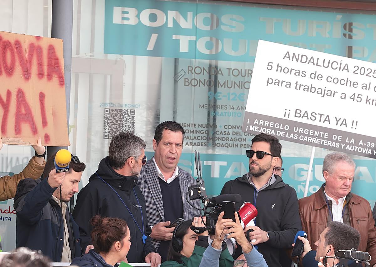 Imagen secundaria 1 - Big public demonstration demands better transport links for 'forgotten' Ronda towns and villages