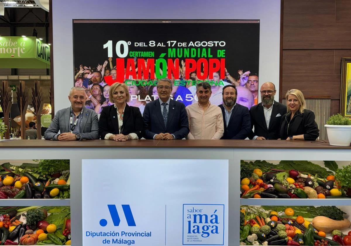 Imagen principal - Authorities, the winning dish, and Ferrán Adriá. 