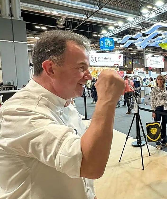 Imagen secundaria 2 - Authorities, the winning dish, and Ferrán Adriá. 